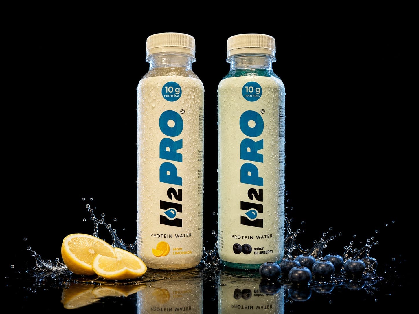 Las dos botellas H2PRO — Limonada y Blueberry, con limones y moras