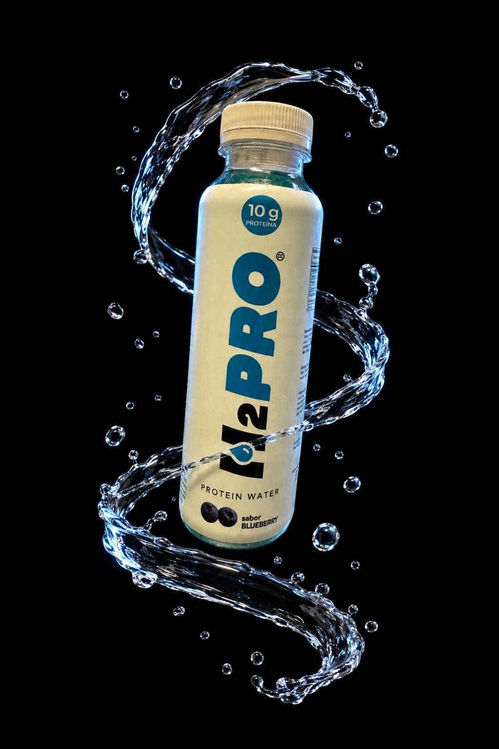 Botella H2PRO Blueberry flotando ingrávida entre agua suspendida sobre fondo negro